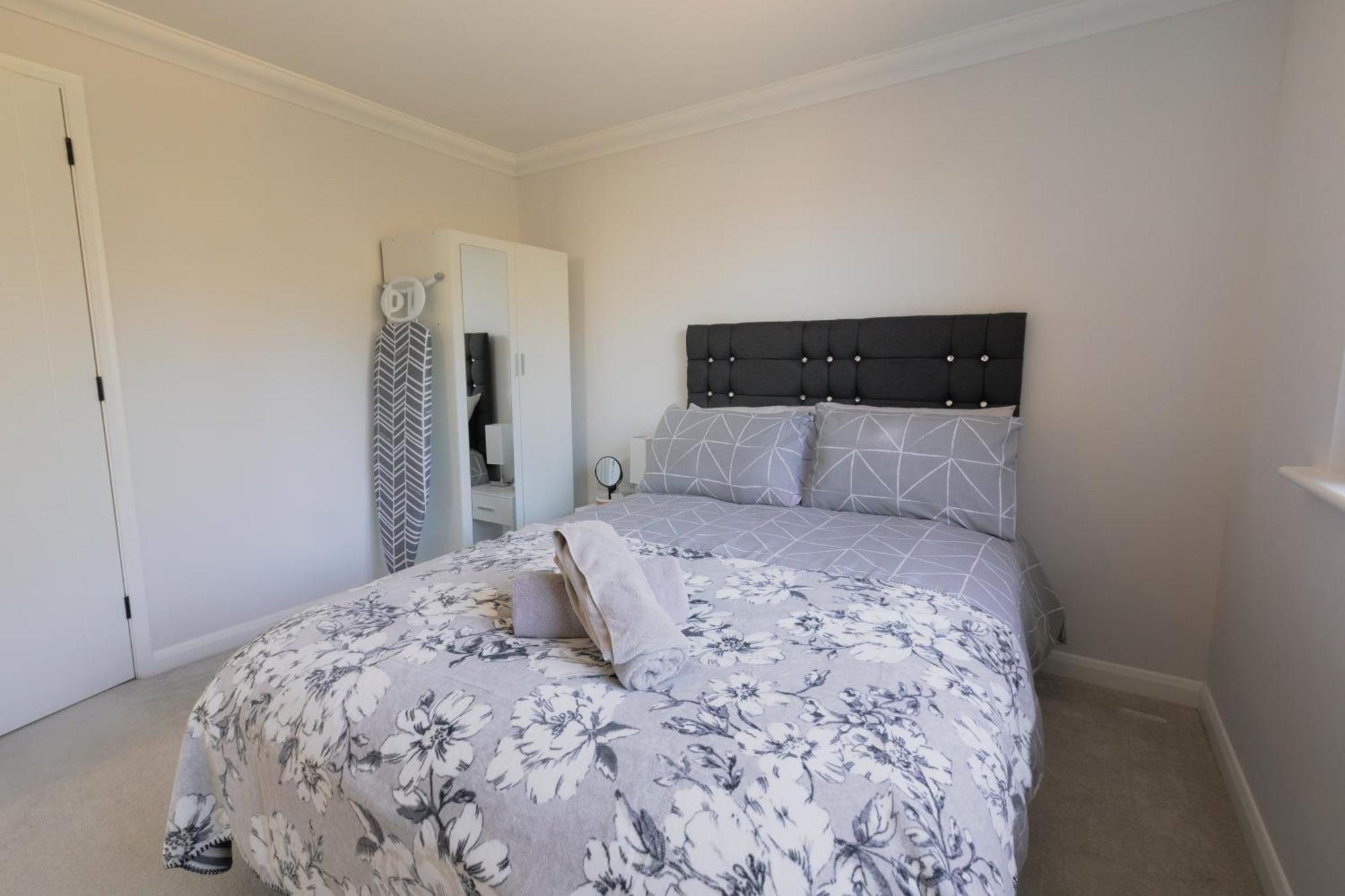 Newly Refurbished Two Bedroom Flat Near Town Centre Apartment